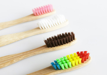 cepillo de limpieza de dientes de bambú